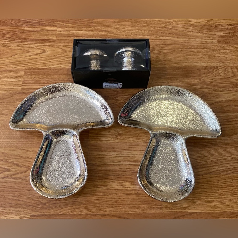 New Cellini Mushroom design 2 section Platter and Salt Shakers